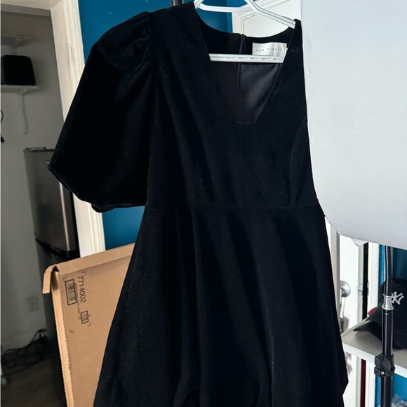 Black velvet dress. Small size. true to size. comfortable. - Picture 4 of 4